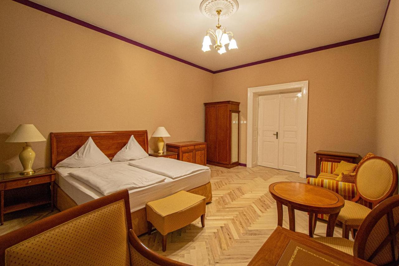 4 Bedrooms 130M2 Apartment At The Main City Square Prága Kültér fotó