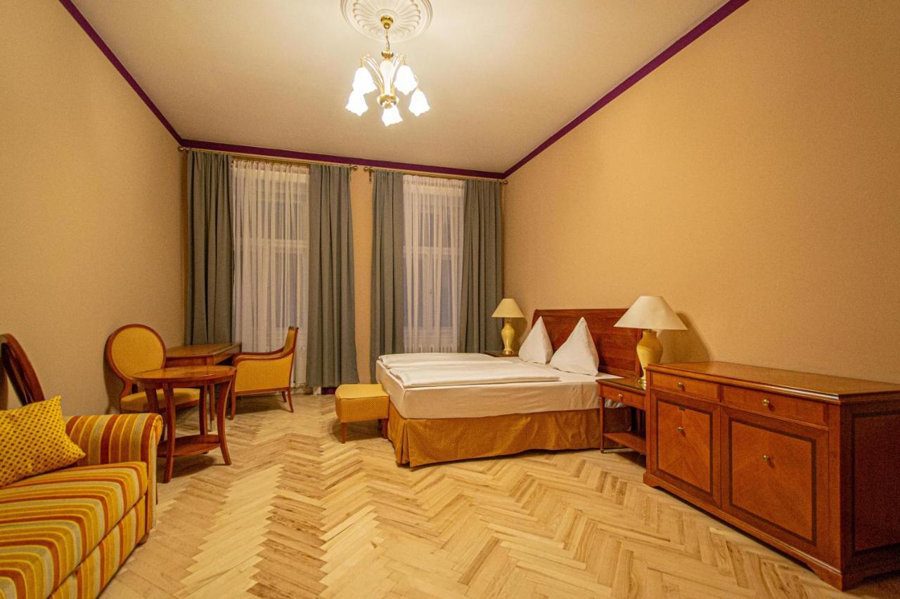 4 Bedrooms 130M2 Apartment At The Main City Square Prága Kültér fotó