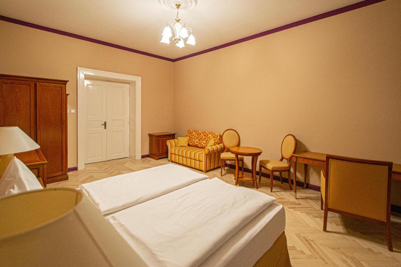 4 Bedrooms 130M2 Apartment At The Main City Square Prága Kültér fotó