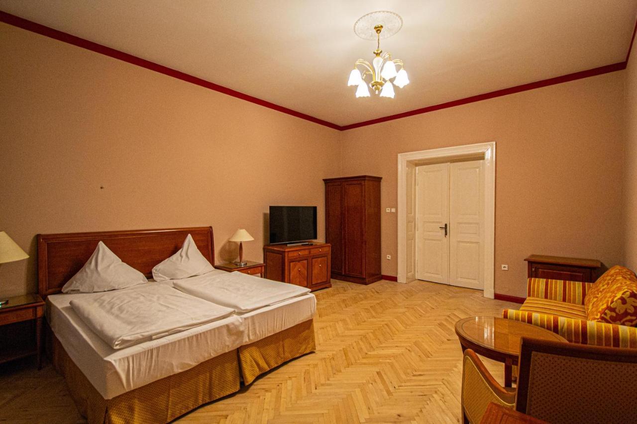 4 Bedrooms 130M2 Apartment At The Main City Square Prága Kültér fotó
