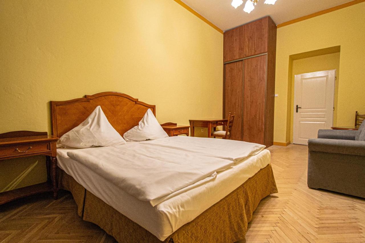 4 Bedrooms 130M2 Apartment At The Main City Square Prága Kültér fotó