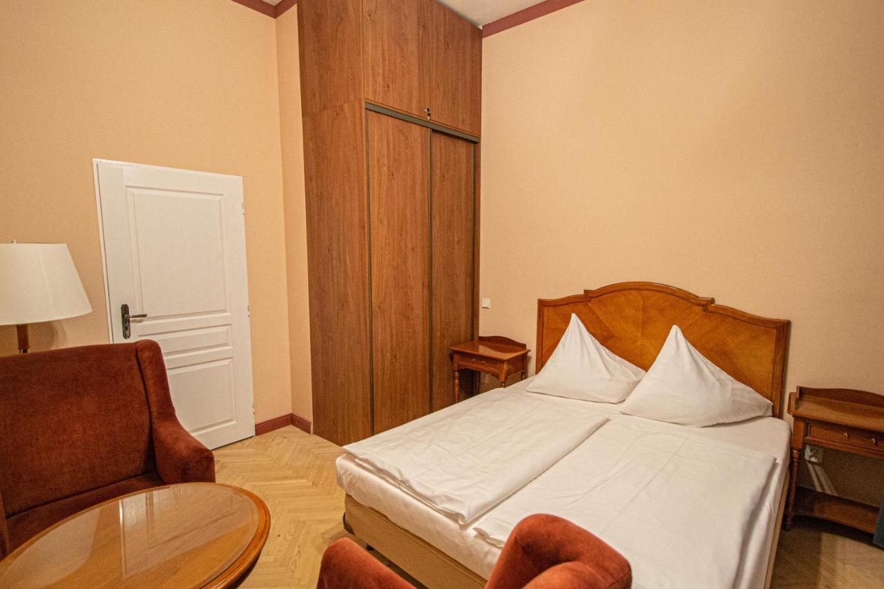 4 Bedrooms 130M2 Apartment At The Main City Square Prága Kültér fotó